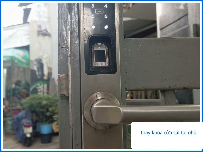 Khóa điện tử thông minh vân tay màu đen lắp trên đố cửa sắt hộp màu xám bạc