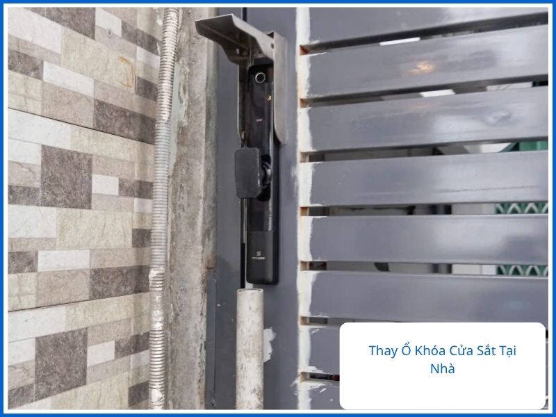 Ổ khóa tay gạt dài màu đen được lắp đặt hoàn thiện trên cửa sắt hộp đố ngang màu xám
