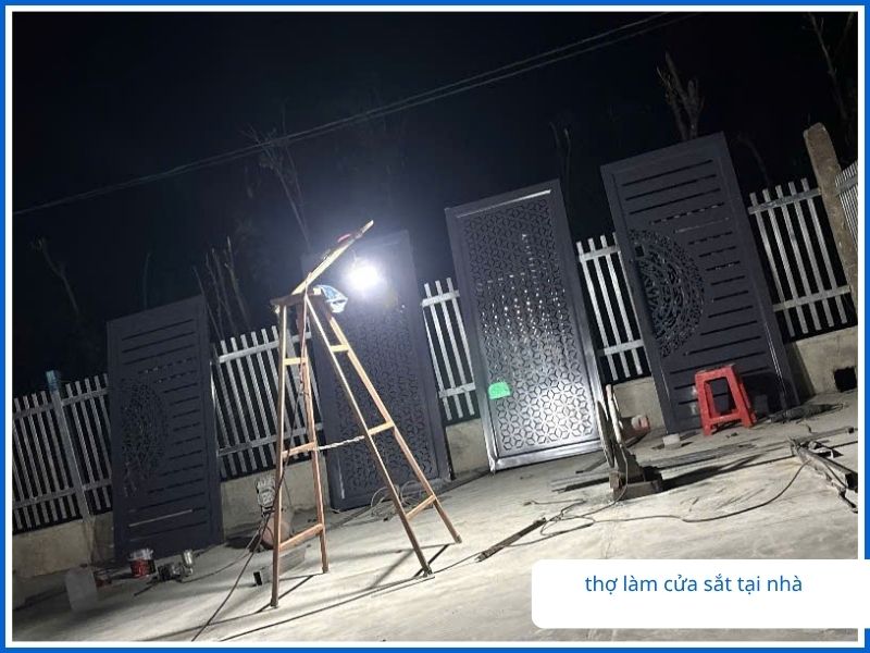 Mẫu cửa sắt hộp pano 4 cánh được thiết kế theo yêu cầu đang được thợ gia công hoàn thiện