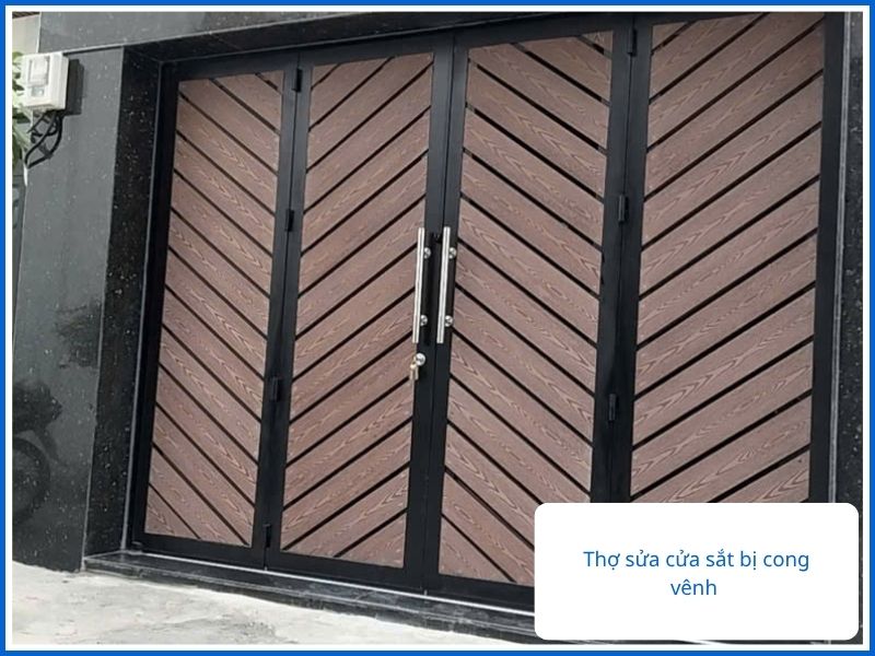 Thợ sửa cửa sắt bị cong vênh chuyên nghiệp đang kiểm tra bộ cửa cổng hiện đại.