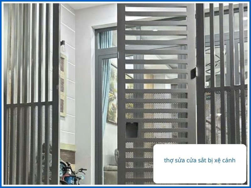 Chia sẻ kinh nghiệm chọn thợ sửa cửa sắt uy tín, tránh đơn vị kém chất lượng gây hư hỏng thêm cho cửa.