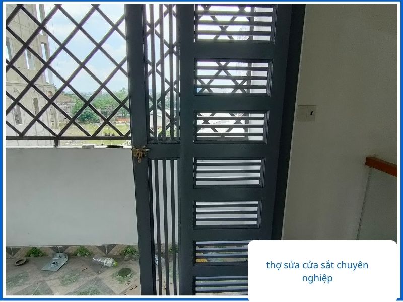 Thợ khắc phục cửa sắt bị kêu to chuyên nghiệp tại TP.HCM