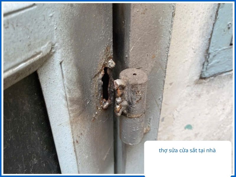 Tìm hiểu các nguyên nhân khiến cửa sắt bị lệch bản lề như lắp đặt sai kỹ thuật, mối hàn yếu, rỉ sét hoặc tác động từ môi trường ẩm ướt.