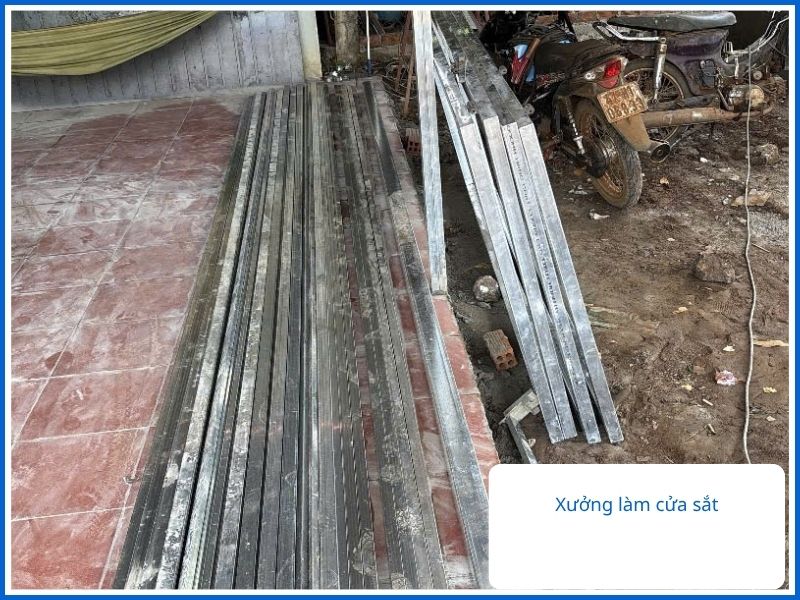 Kho vật tư phôi sắt hộp mạ kẽm nguyên cây xếp gọn gàng tại xưởng cơ khí