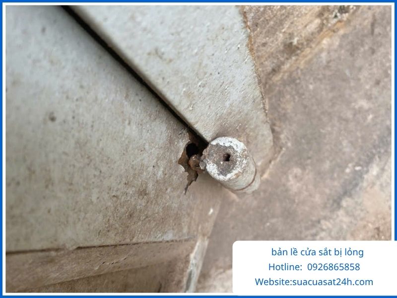 Sửa bản lề cửa sắt bị lỏng gây tiếng ồn khó chịu cho gia đình.