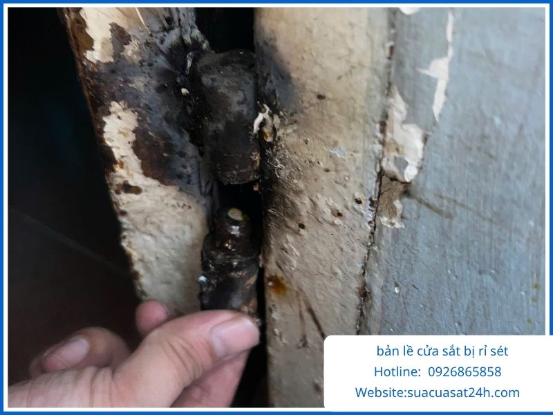 Bản lề cửa sắt bị rỉ sét mục nát cần hàn sửa gấp