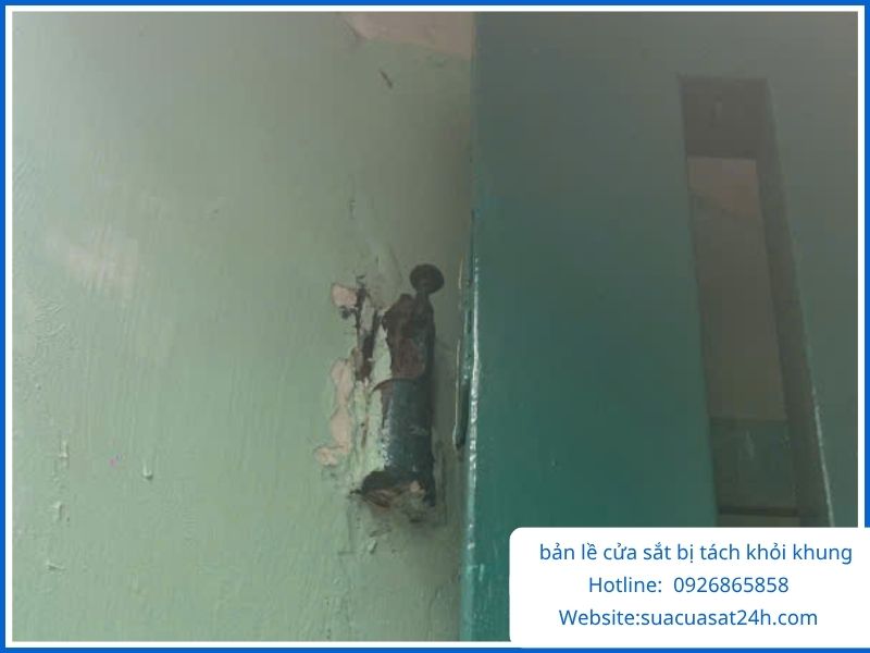 Hàn gia cố bản lề cửa sắt bị tách khỏi khung an toàn tại TPHCM