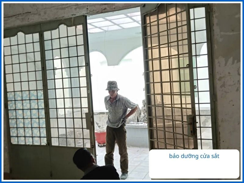 Thợ bảo dưỡng cửa sắt định kỳ.