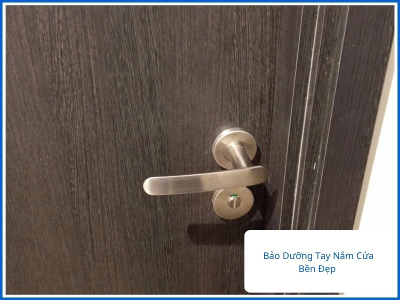 Chiếc tay nắm cửa bằng kim loại sáng bóng sau khi được bảo dưỡng tay nắm cửa bền đẹp, tra dầu mỡ định kỳ.