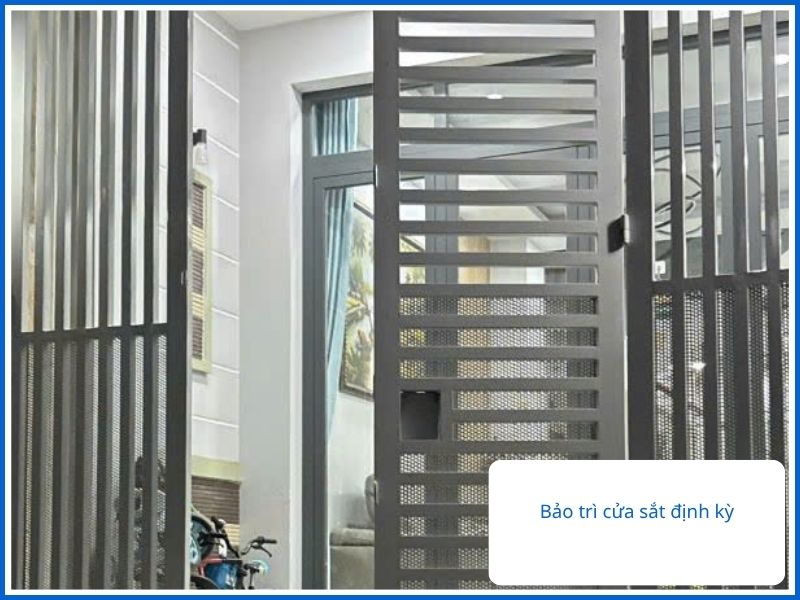 Bảo trì cửa sắt định kỳ tại nhà giúp cửa đóng êm, không bị kẹt.