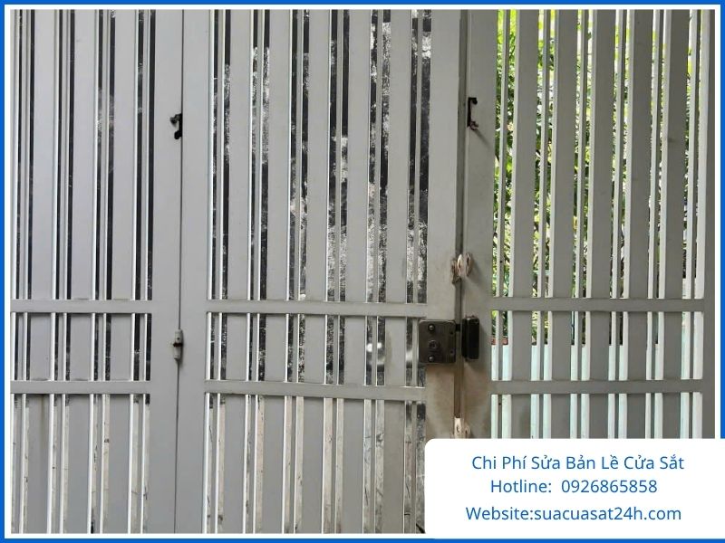Bảng giá và chi phí sửa bản lề cửa sắt bị bung gãy tại nhà.