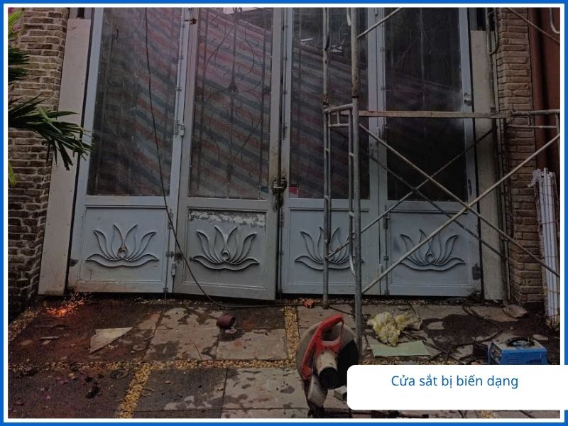 Cửa sắt bị biến dạng do va đập.