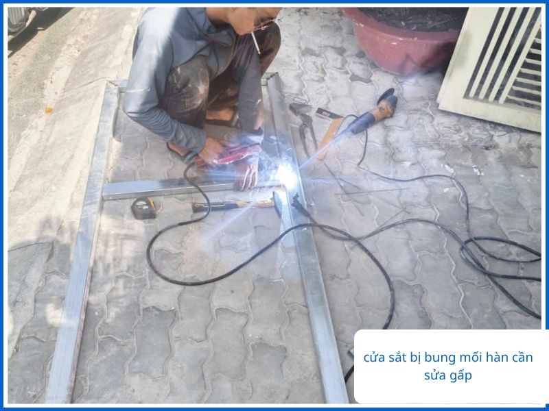Cửa sắt bị bung mối hàn cần sửa gấp.