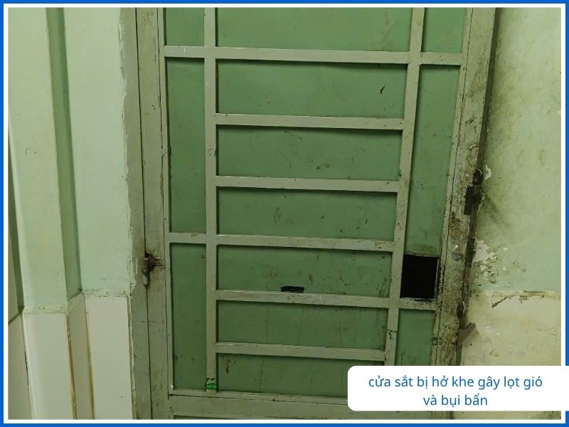 Cửa sắt bị hở gây lọt gió và bụi bẩn vào nhà, cần khắc phục ngay.