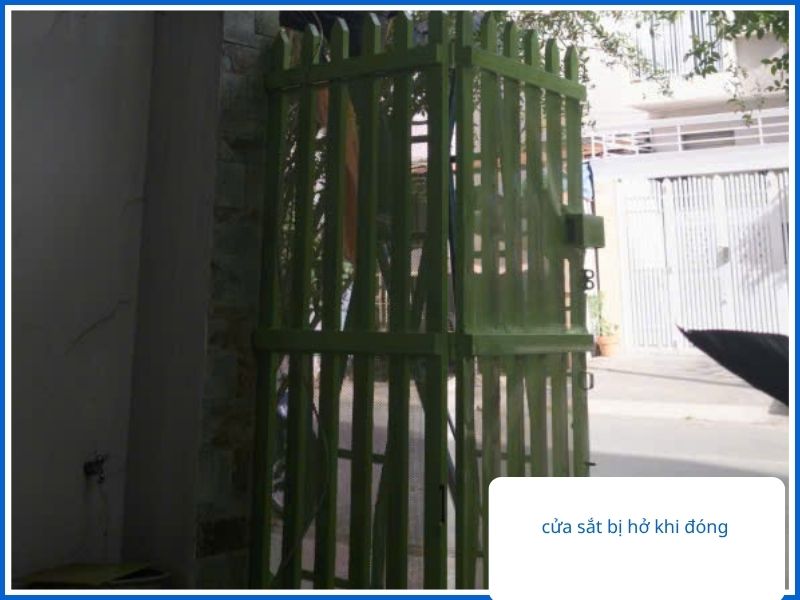 Tình trạng cửa sắt bị hở khi đóng khiến gia chủ lo lắng về an ninh.