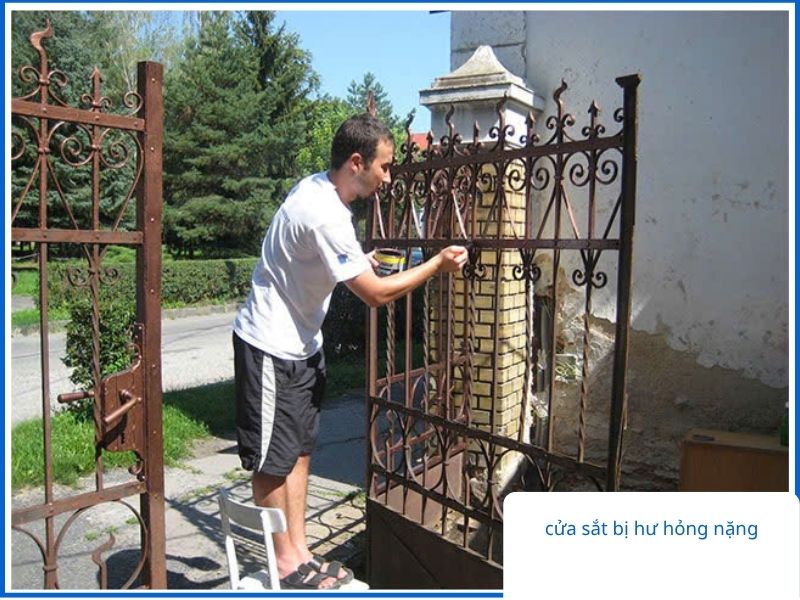 Cửa sắt bị hư hỏng nặng cần thay thế