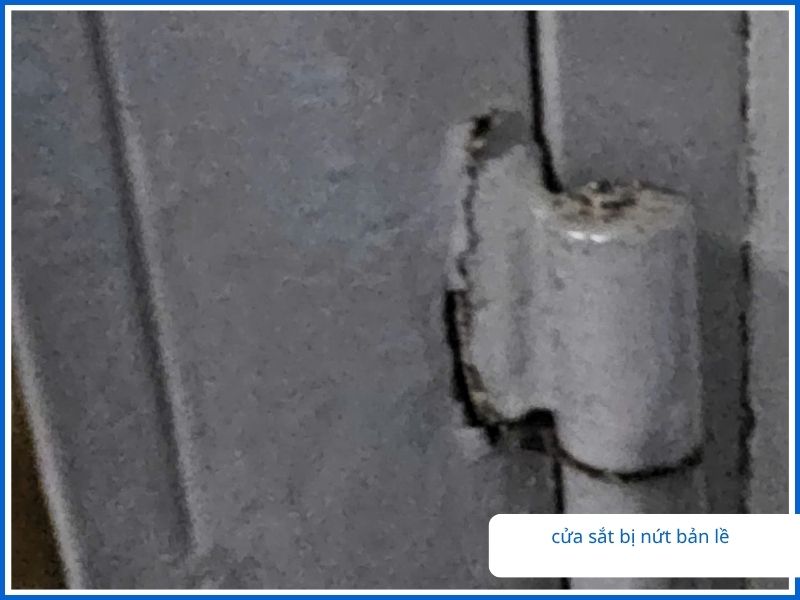 Lỗi cửa sắt bị kẹt bản lề.