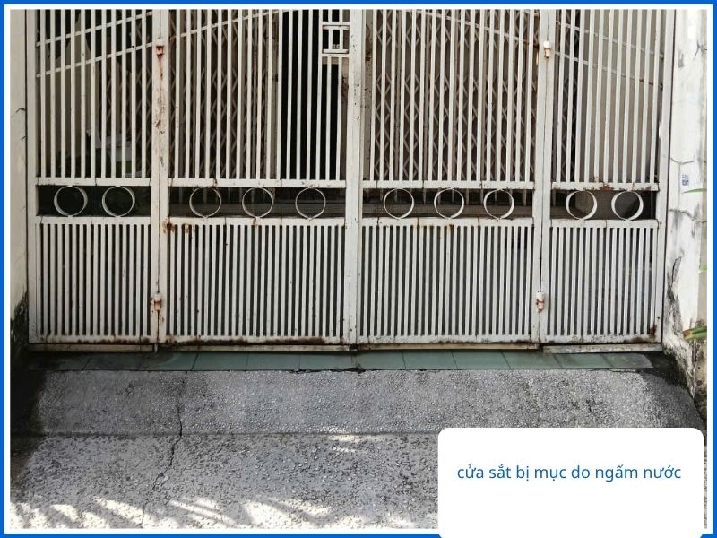 Cửa sắt bị mục do ngấm nước mưa