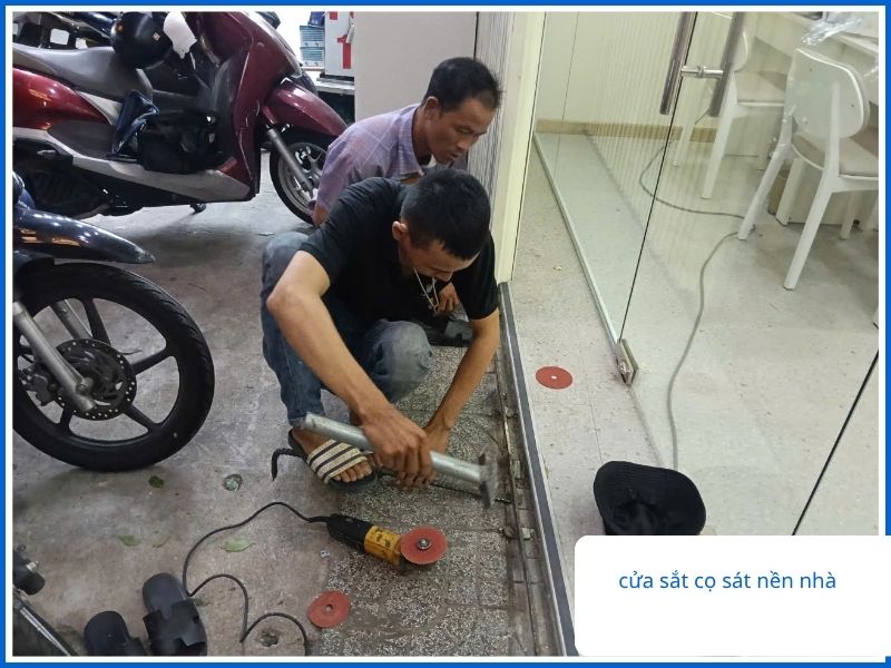 Cửa sắt cạ nền nhà gây trầy xước gạch và khó đóng mở.