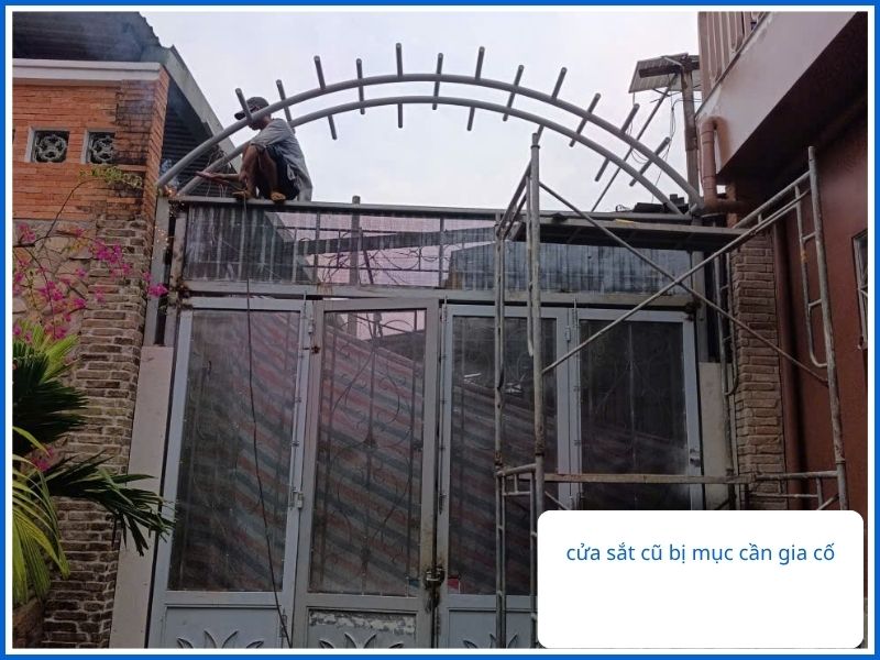 Cửa sắt cũ bị mục cần gia cố gấp