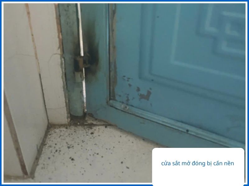Cửa sắt đóng bị cấn nền khiến cánh cửa không thể khép kín.