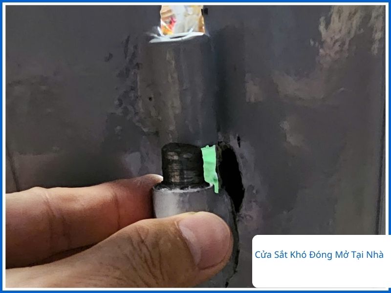 Khắc phục cửa sắt khó đóng mở tại nhà.