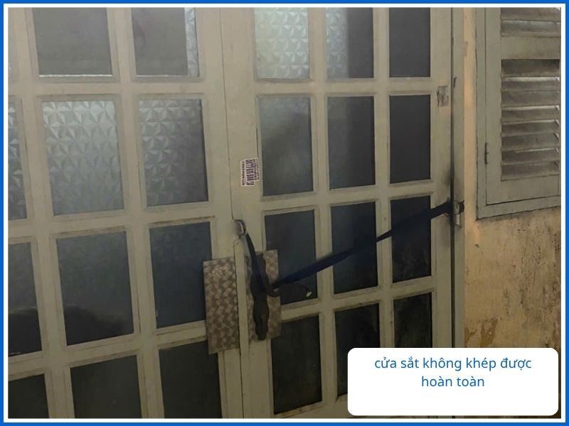Cửa sắt không khép được hoàn toàn do cấn nền.