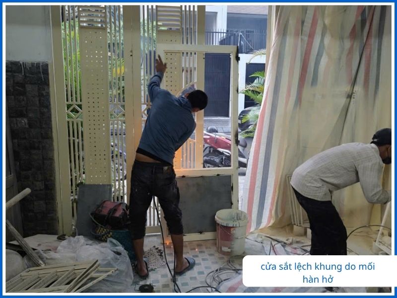 Cửa sắt lệch khung do mối hàn hở.