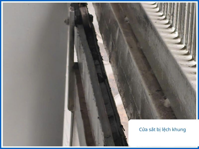 Cửa sắt lệch khung khó đóng mở.