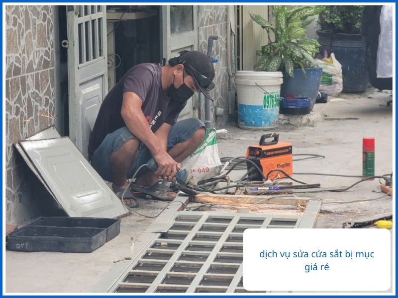 Dịch vụ sửa cửa sắt bị mục giá rẻ