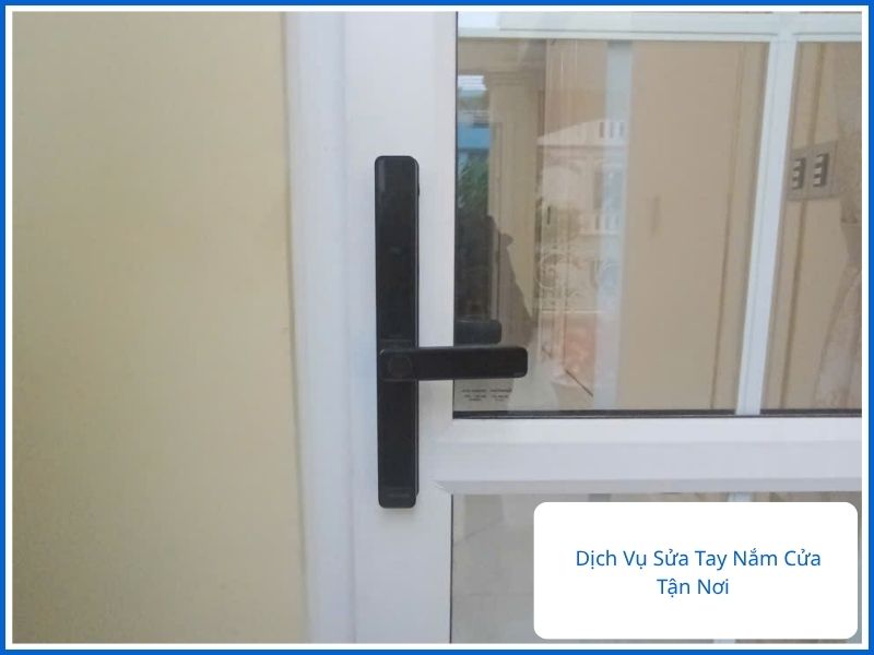 Dịch vụ sửa tay nắm cửa tại nhà uy tín có dán tem thông tin kỹ thuật hỗ trợ.