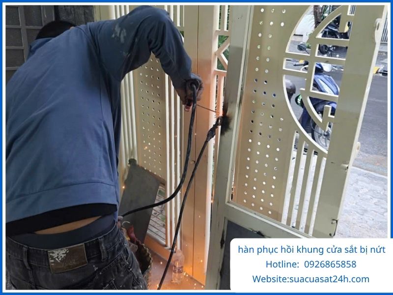 Hàn phục hồi khung cửa sắt bị nứt.