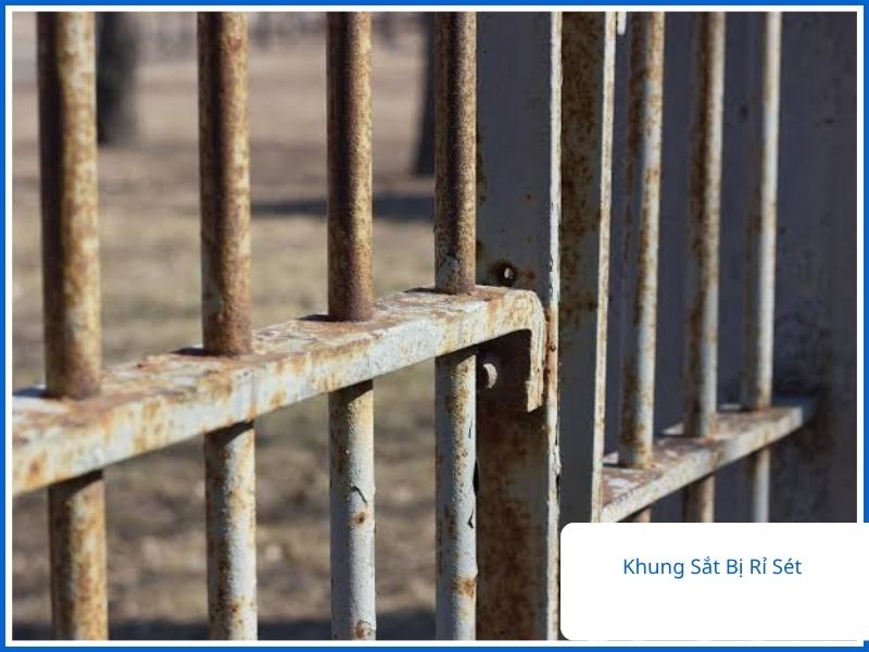 Khung sắt bị rỉ sét mục nát.