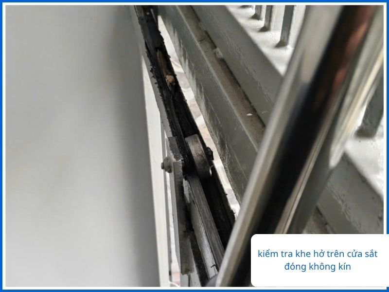 Kiểm tra khe hở trên cửa sắt không đóng kín để tìm nguyên nhân hư hỏng.