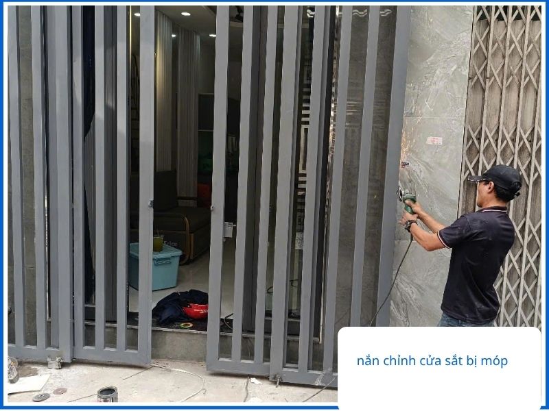 Nắn chỉnh cửa sắt bị móp méo.