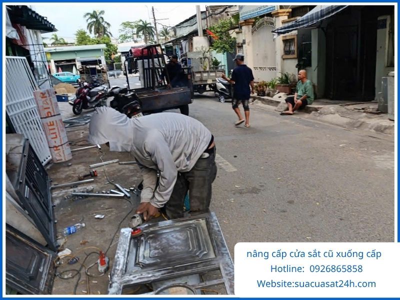 Giải pháp nâng cấp cửa sắt cũ bị xuống cấp, rỉ sét nặng chuyên nghiệp, an toàn