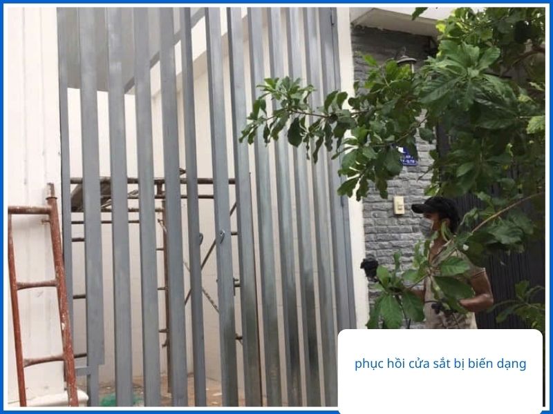 Phục hồi cửa sắt bị biến dạng hoàn toàn.