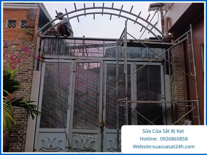 Sửa Cửa Sắt Bị Kẹt – Khắc Phục Nhanh, Hỗ Trợ Tận Nơi 24/7