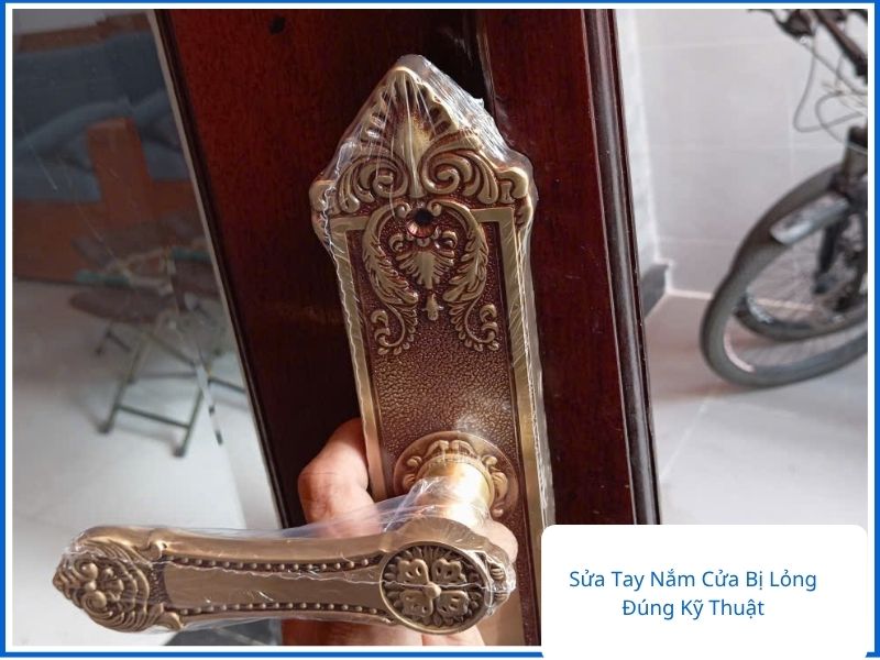 Cận cảnh cấu tạo khóa tay gạt bằng đồng cao cấp để hướng dẫn sửa tay nắm cửa bị lỏng đúng kỹ thuật.