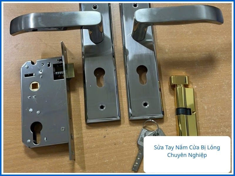 Bộ linh kiện lõi khóa và tay nắm gạt đang được thợ sửa tay nắm cửa chuyên nghiệp tháo rời để bảo dưỡng.