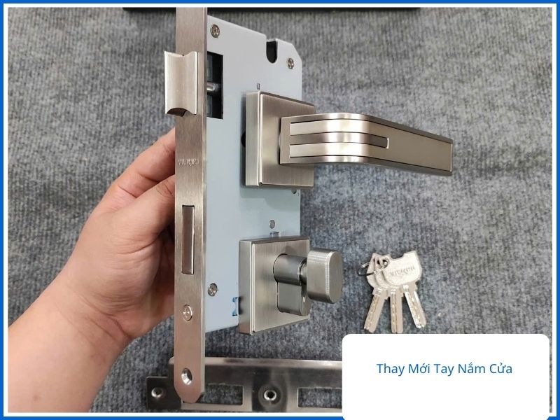 Các linh kiện của bộ ổ khóa tay gạt inox 304 chuẩn bị được dùng để thay mới tay nắm cửa.