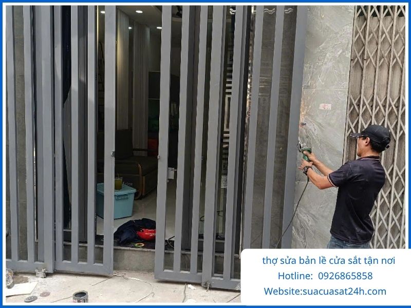 Đội ngũ thợ sửa bản lề cửa sắt tận nhà có mặt sau 30 phút