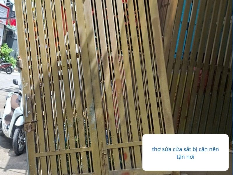 Thợ sửa cửa sắt bị cấn nền nhà phục vụ tận nơi.