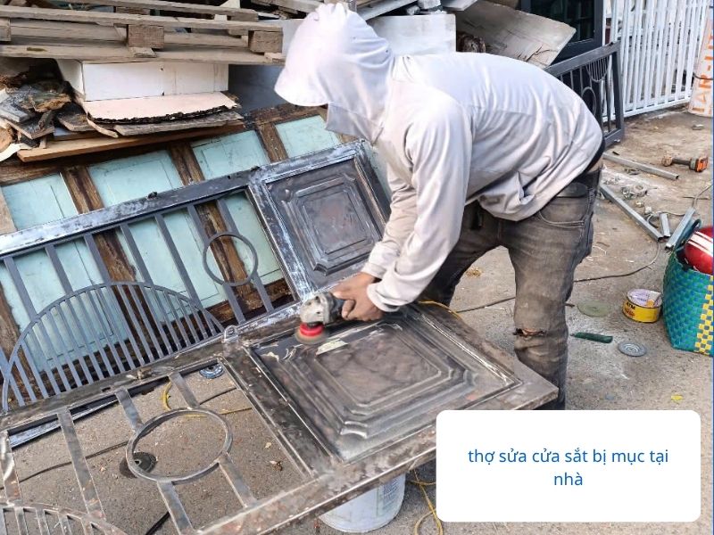 Thợ sửa cửa sắt bị mục tại nhà