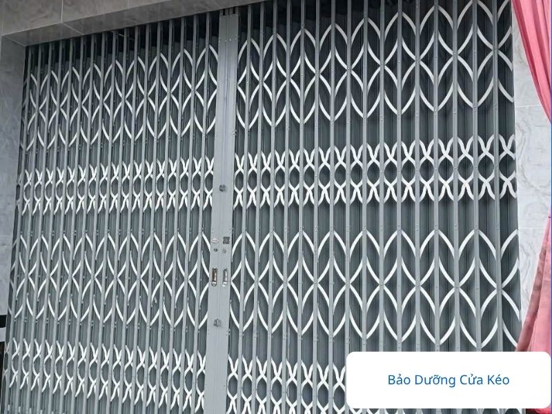 Hướng dẫn vệ sinh và bảo dưỡng cửa kéo sắt tránh kẹt ray