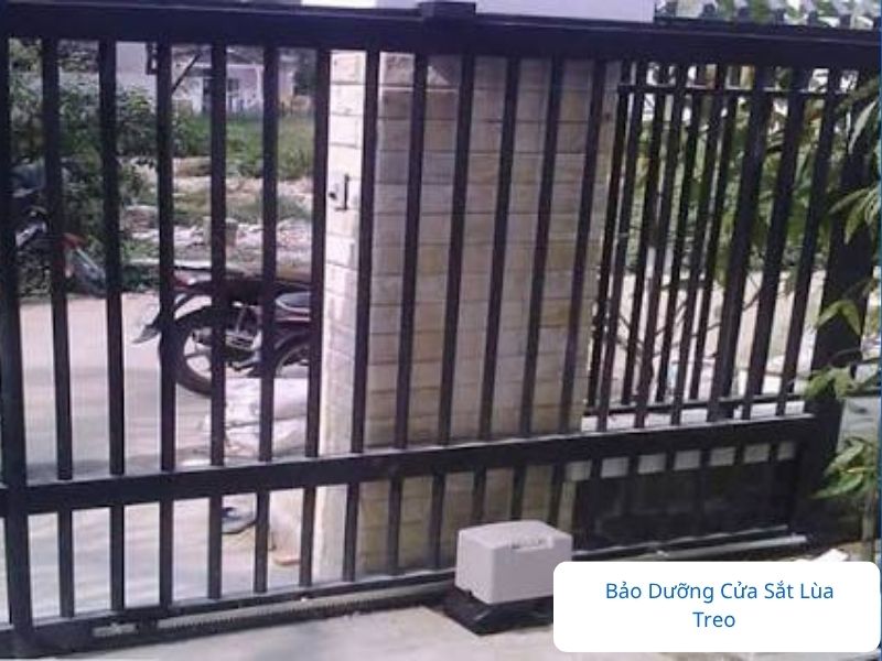 Bảo dưỡng cửa sắt lùa treo định kỳ giúp cửa vận hành êm.
