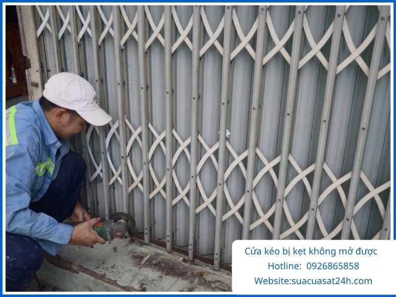 Sửa cửa kéo bị kẹt không mở được tận nhà TPHCM