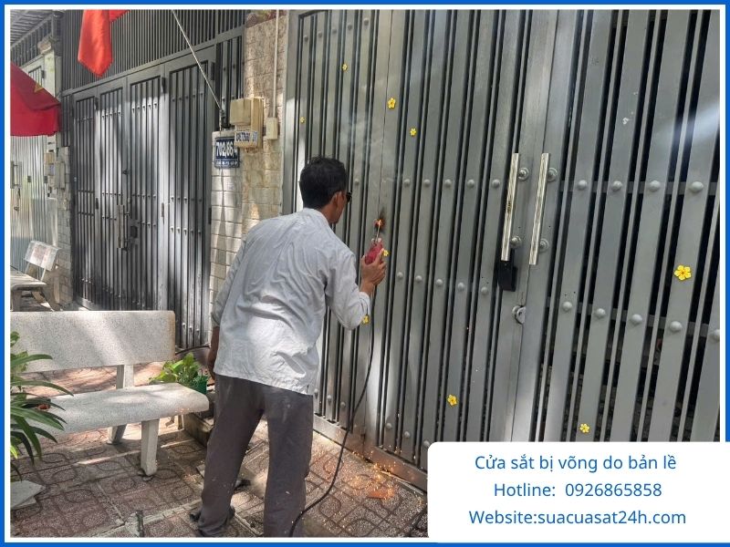 Cửa sắt bị võng xệ do hư hỏng bản lề