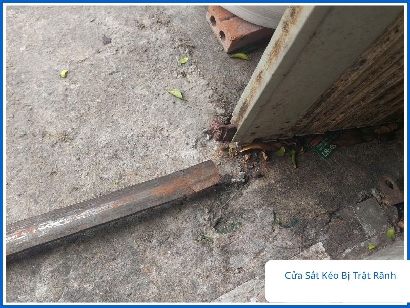 Cửa sắt kéo bị trật rãnh văng khỏi đường ray nguy hiểm