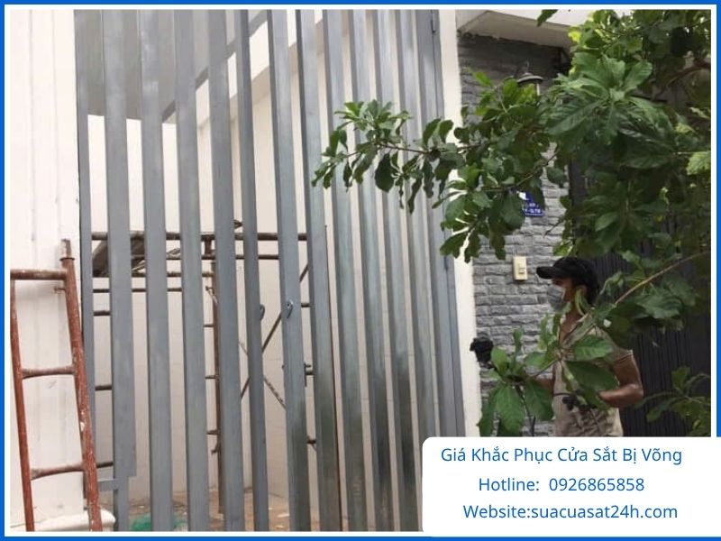 Thợ kiểm tra báo giá sửa cửa sắt bị võng tại nhà